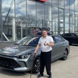 В автосалоне Ивановского района вручили ключи от автомобиля участнику СВО Сергею Трифонову