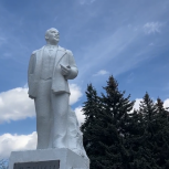 Молодогвардейцы привели в порядок памятник Ленину
