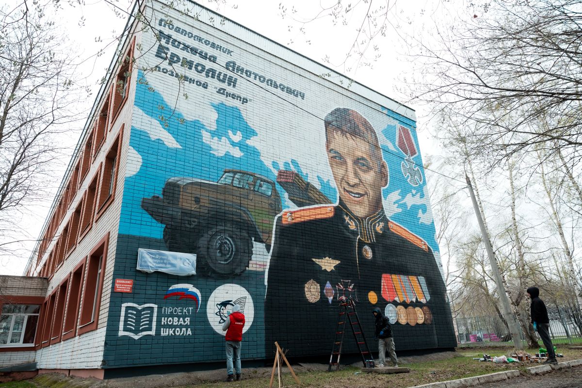 На фасаде казанской гимназии появился мурал в честь Героя СВО Михаила Ермолина