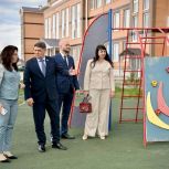 Депутат «Единой России» Владимир Влазнев осмотрел территорию школы в Азове