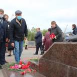 Партийцы возложили цветы к памятнику экипажу буксира «Комсомолец»