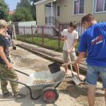 Активисты «Молодой Гвардии Единой России» продолжают устранять последствия наводнения в городе Анапе