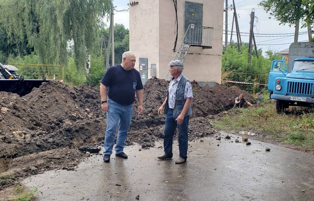 Секретарь луховицкого партотделения Владимир Гинсберг проверил ход замены  теплосетей в поселке Фруктовая