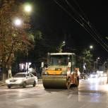 В рамках партпроекта «Безопасные дороги» в Курске продолжается укладка асфальта