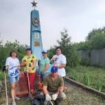 Единороссы Льговского района привели в порядок территорию памятника Герою Советского Союза