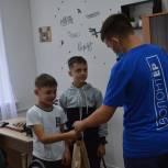 Волонтеры вручили канцтовары юным воспитанникам клуба любителей шашек