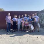 «Собери ребенка в школу»: Донские «молодогвардейцы» помогли детям из многодетной семьи в Батайске