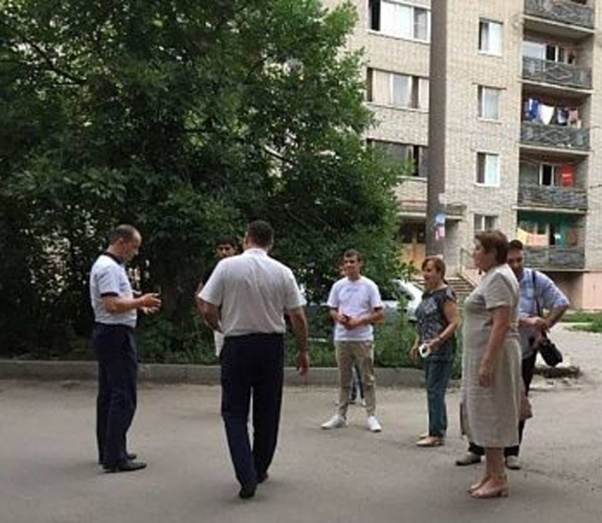 Николай Кузяков оказал содействие жителям дома №2 улицы Фабричной в решении  вопроса водоотведения сточных вод