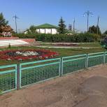 В поселке Золотухино единороссы приняли участие в благоустройстве территории возле памятника