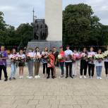 Молодогвардейцы Адыгеи и волонтеры поздравили жителей Майкопа с Днем государственного флага Российской Федерации
