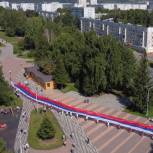 В Кемерове развернули 56-метровый флаг России