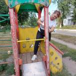 Активисты партии в поселке Светлый привели в порядок детскую площадку