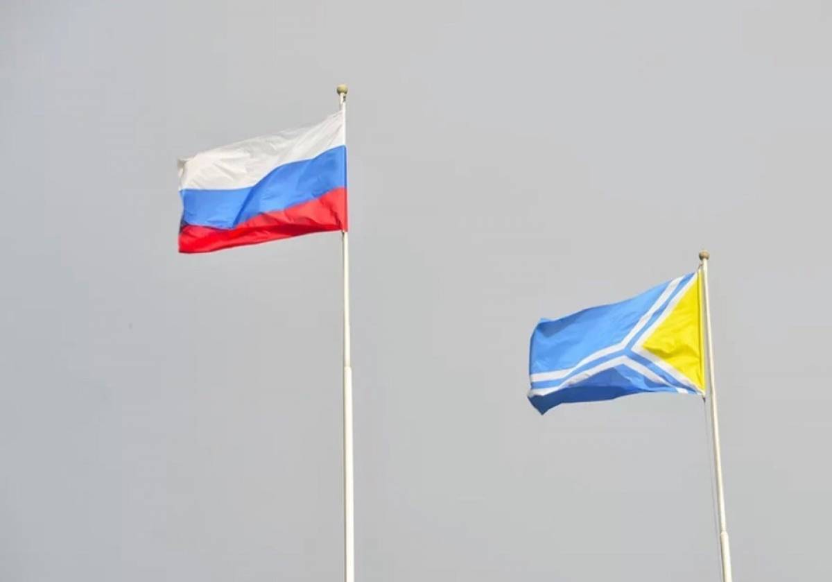 Депутату из Тывы не разрешили развернуть бело-желто-голубой флаг республики на Красной площади