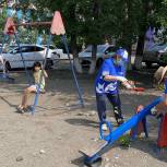 Активисты «Единой России» обновили детскую площадку в одном из дворов Кызыла