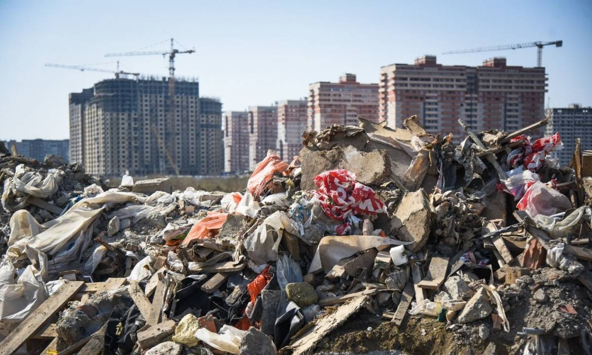 В районе Ясенево ликвидируют несанкционированную свалку