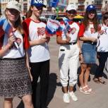 В Башкортостане ко Дню флага провели флешмобы и раздали триколоры
