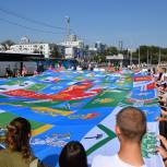 В День Государственного флага в центре Екатеринбурга развернули огромное полотно