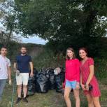 Активисты «Молодой Гвардии» убрали с территории Стрелецкого озера мусор