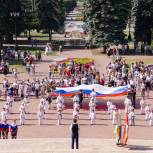 В Металлургическом районе прошел праздничный флэшмоб «Флаг России»