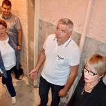 Депутаты Балашихи проверили ход ремонта санузлов в школе №15 микрорайона Заря