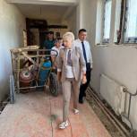Депутат Рима Баталова проинспектировала ход ремонта школы в селе Ташкиново