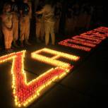 В Краснодаре активисты «Молодой Гвардии Единой России» зажгли из свечей надпись «Zа Победу»