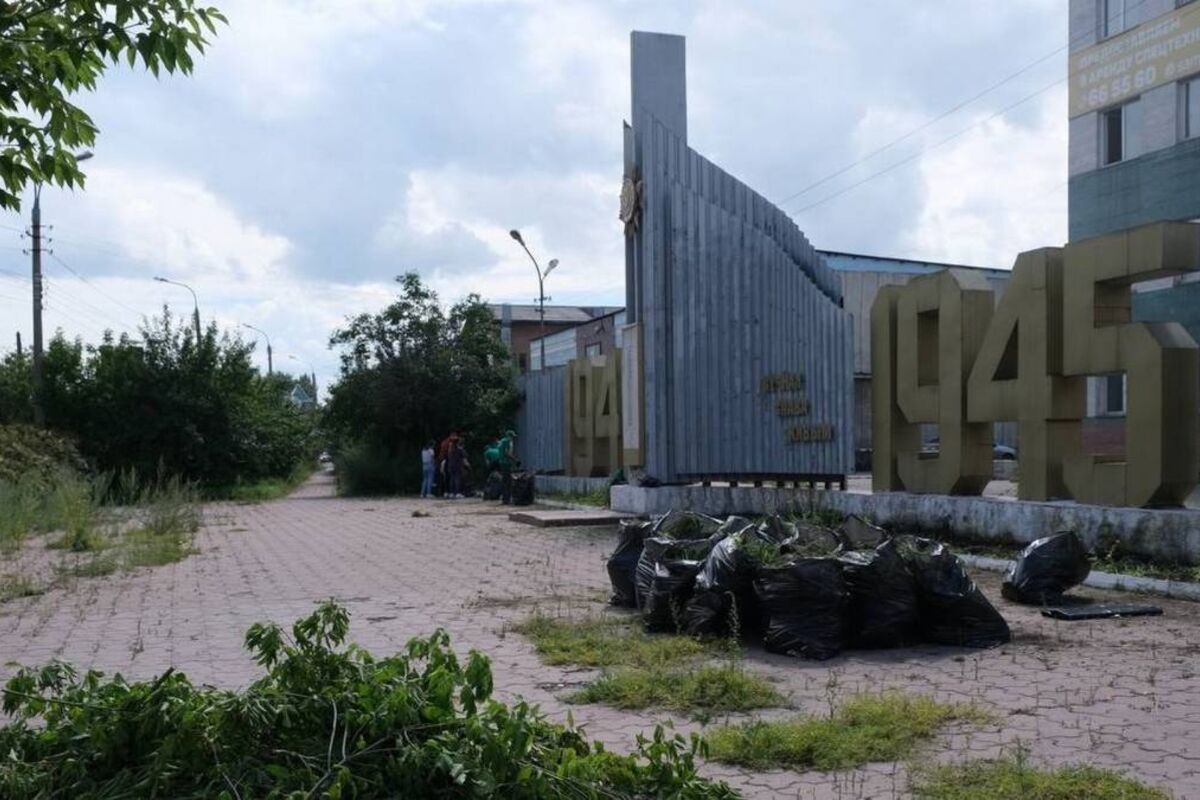 «Единая Россия» и «Молодая Гвардия» провели субботник на территории заброшенного мемориала в Иркутске