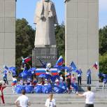 В центре Челябинска «Единая Россия» провела флешмоб в День Российского флага