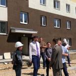 Михаил Зубарев проверил строительство многоквартирного дома для переселенцев из ветхого жилья в посёлке Малышева