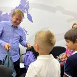 Единороссы Москвы помогают нуждающимся семьям подготовить детей к учебному году