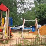 Депутат городской Думы помог обустроить детские площадки