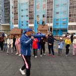 В преддверии Международного Дня бокса члены партии Единая Россия и профессиональные спортсмены провели тренировки для маленьких жителей города Якутска.