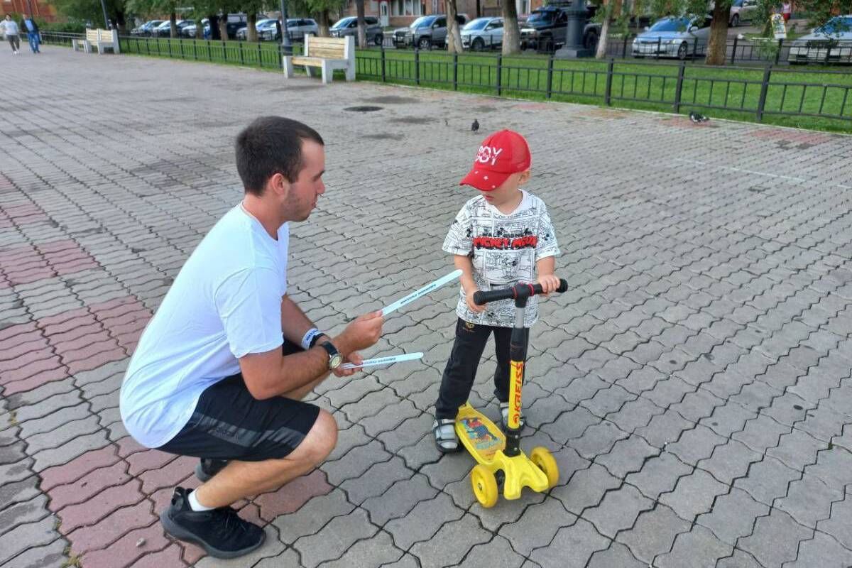 В Благовещенске активисты «Молодой Гвардии Единой России» провели акцию «Браслет безопасности»