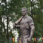 В поселке Горный Сафоновского района открыли памятник шахтеру