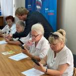 В Южном округе Москвы волонтёры учат пожилых москвичей пользоваться гаджетами и следить за своим здоровьем