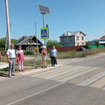 В Волжском районе рабочая группа в составе партийцев совместно с местными жителями проинспектировала пешеходный переход в селе Эмеково