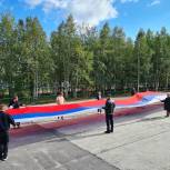 Ноябрьские единороссы участвуют в организации праздника для горожан в честь Дня Российского флага