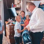 Депутат Мособлдумы Максим Коркин вручил рюкзаки и школьные принадлежности первоклассникам