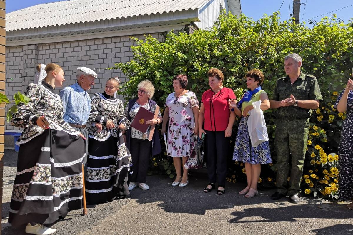 В Большесолдатском районе единороссы навестили ветерана Курской битвы