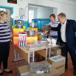 Олег Попов приобрел кухонную посуду для школьной столовой и детского сада