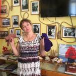 В Севастополе участники акции «Единой России» «Бабушкина забота» связали тёплые вещи для жителей Донбасса