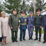 В Шапше ветеран Великой Отечественной войны Иван Петрович Лыткин передал знамя Победы участникам специальной военной операции на Украине