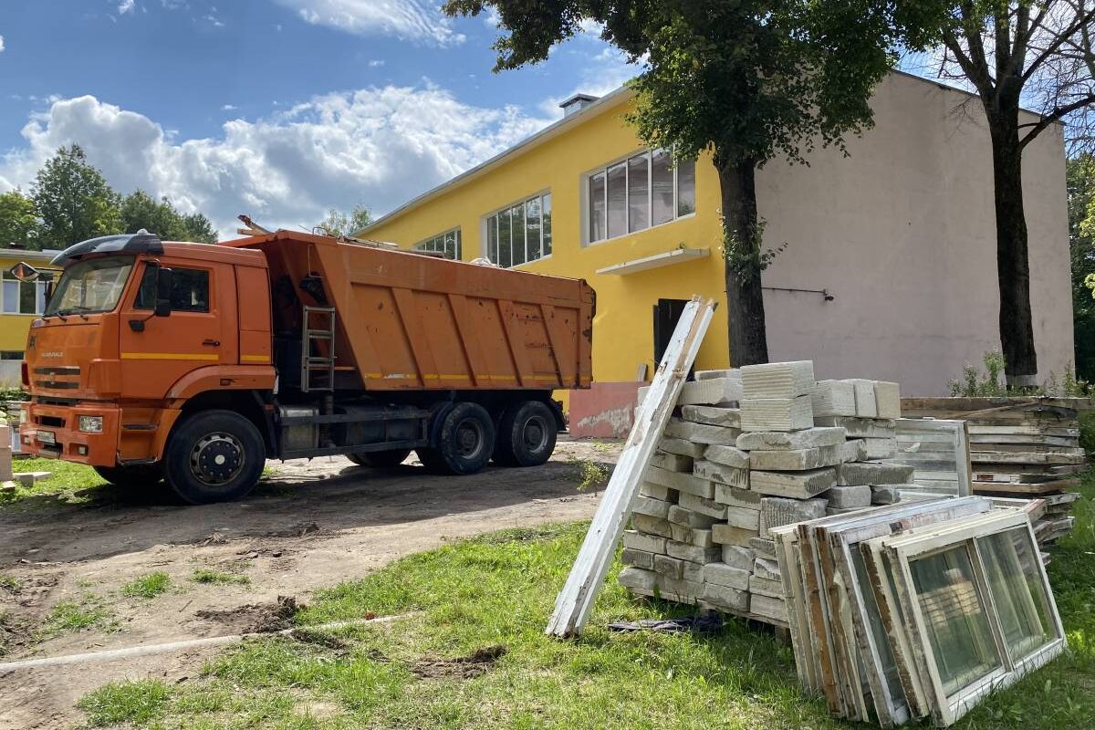 Не будет ни одного старого стула. В ярцевской школе-гимназии ремонтируют  сразу два учебных здания