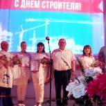 Партийцы поздравили жителей поселка Новокаолиновый с Днем строителя