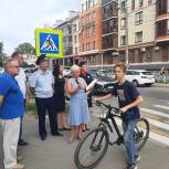 «Единая Россия» продолжает проверять пешеходные переходы на безопасность для детей
