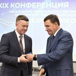 Евгений Куйвашев вручил партбилеты новым членам «Единой России»