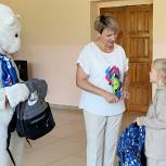 В Касторенском районе вручили рюкзаки к школе детям из малообеспеченных семей