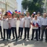 В День флага России в Чеченской Республике раздали 20 тысяч триколор-лент