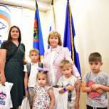 Кемеровские школьники получили рюкзаки и канцелярские наборы от «Единой России»