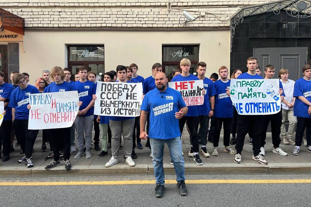 Активисты «Молодой Гвардии Единой России» выразили протест против решения  эстонских властей о сносе 400 советских памятников